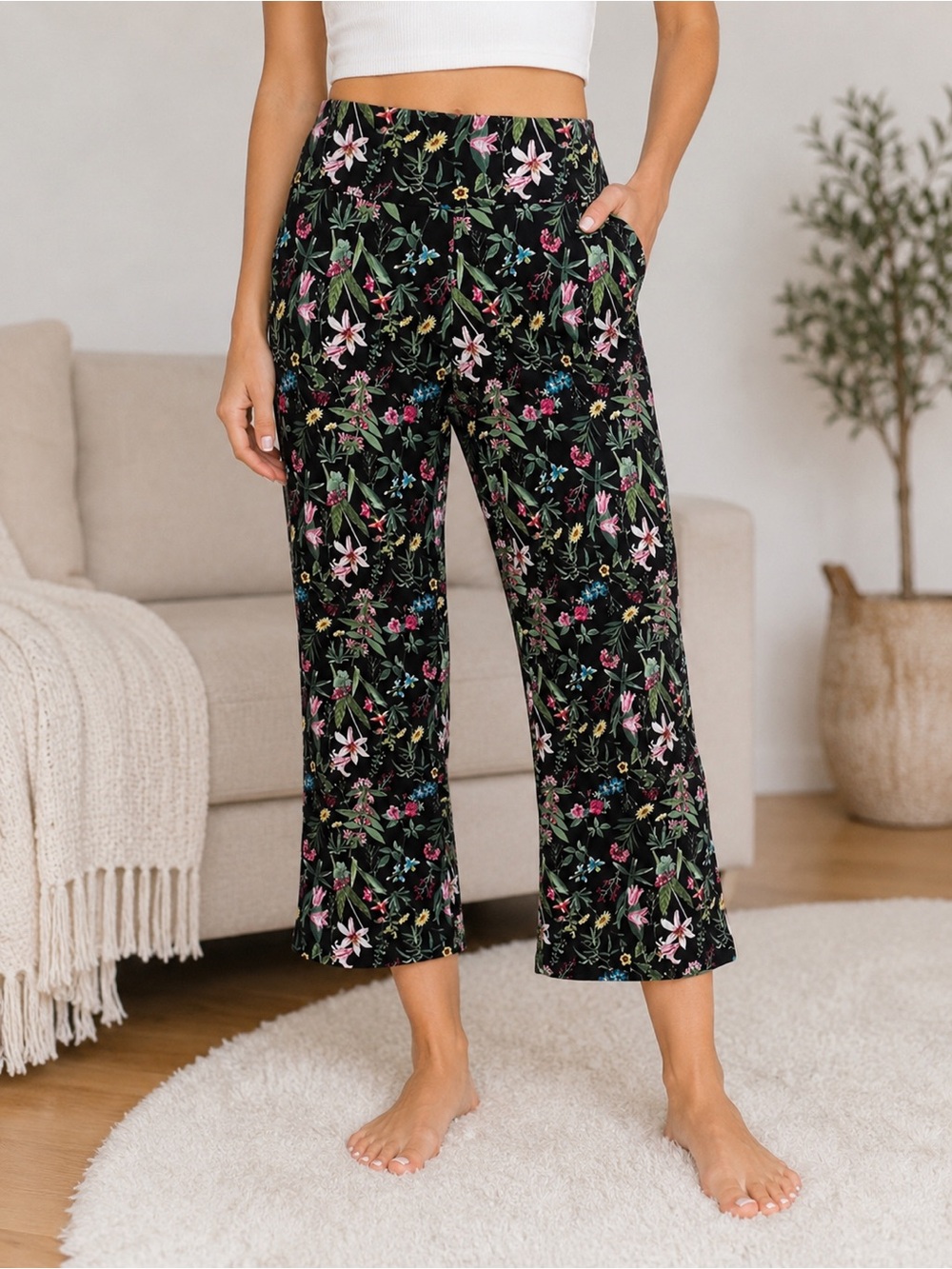 Roz & Ali Black Multicolor Floral Petite Classic Fit Casual Cropped Capri Pants